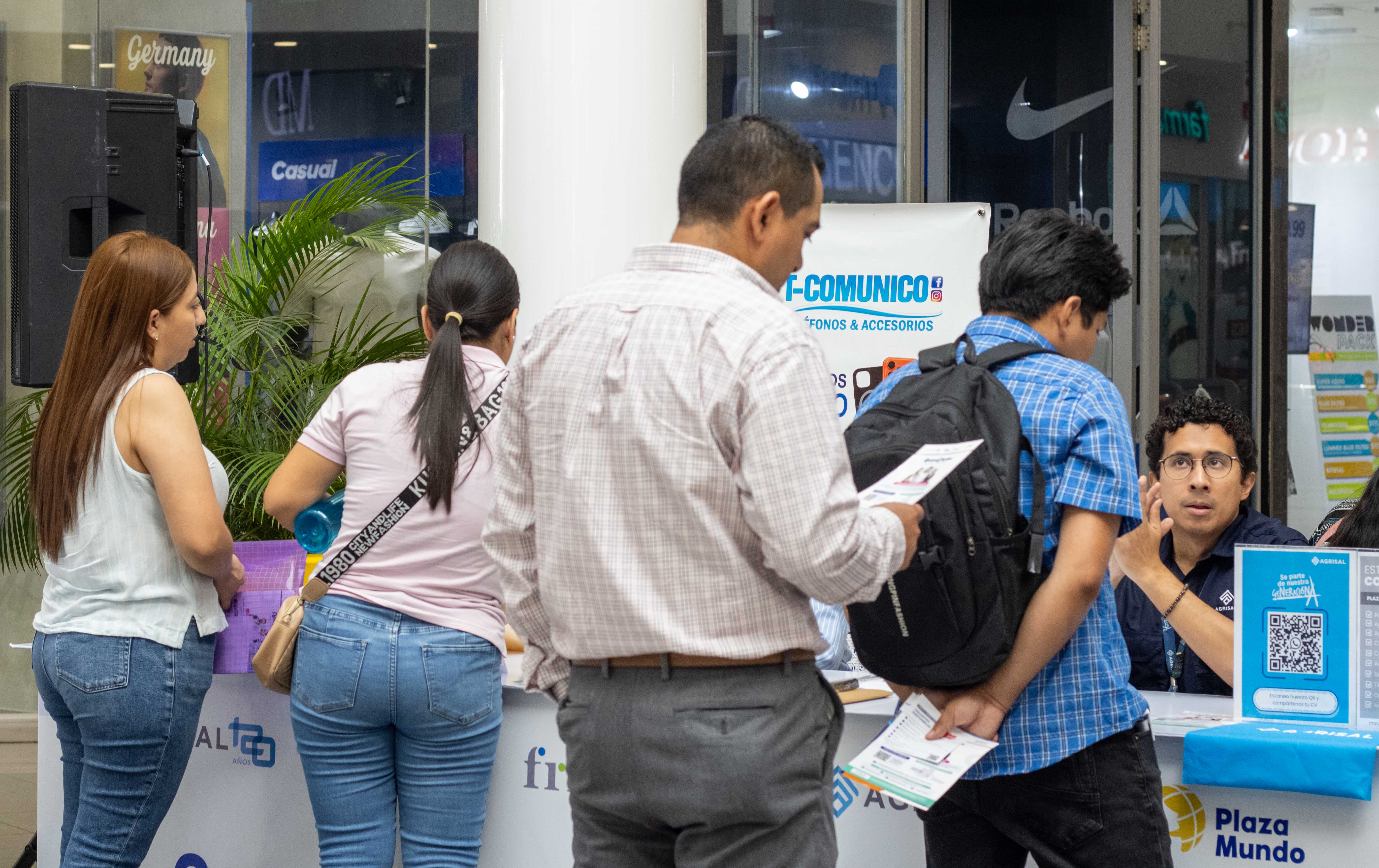 Las iniciativas “ApopaEmpleo” y “ApopaMarket” buscan fortalecer la economía local y generar oportunidades para trabajadores y emprendedores del distri